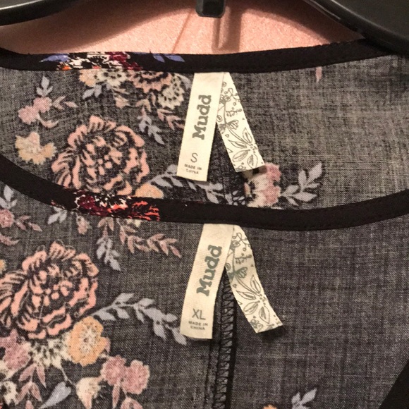 NWT Cold Shoulder Top - Picture 6 of 7